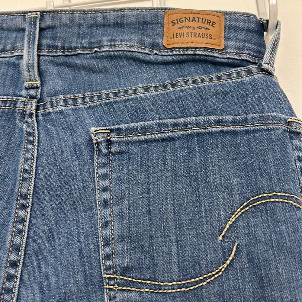 Levi’s Mid Rise Bermuda Shorts - Picture 2 of 7